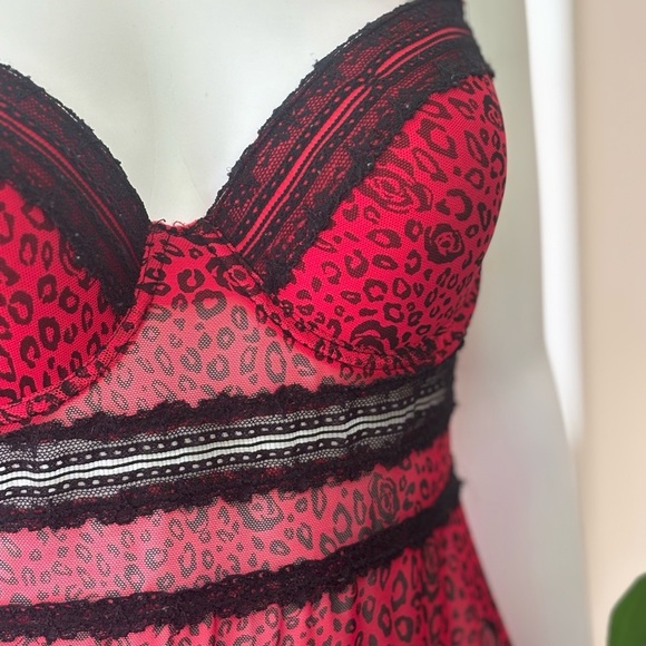 Marilyn Monroe Red and Black Leopard Chemise - Picture 5 of 7